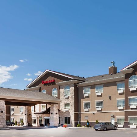 Ramada By Wyndham Creston Hotel Exterior foto