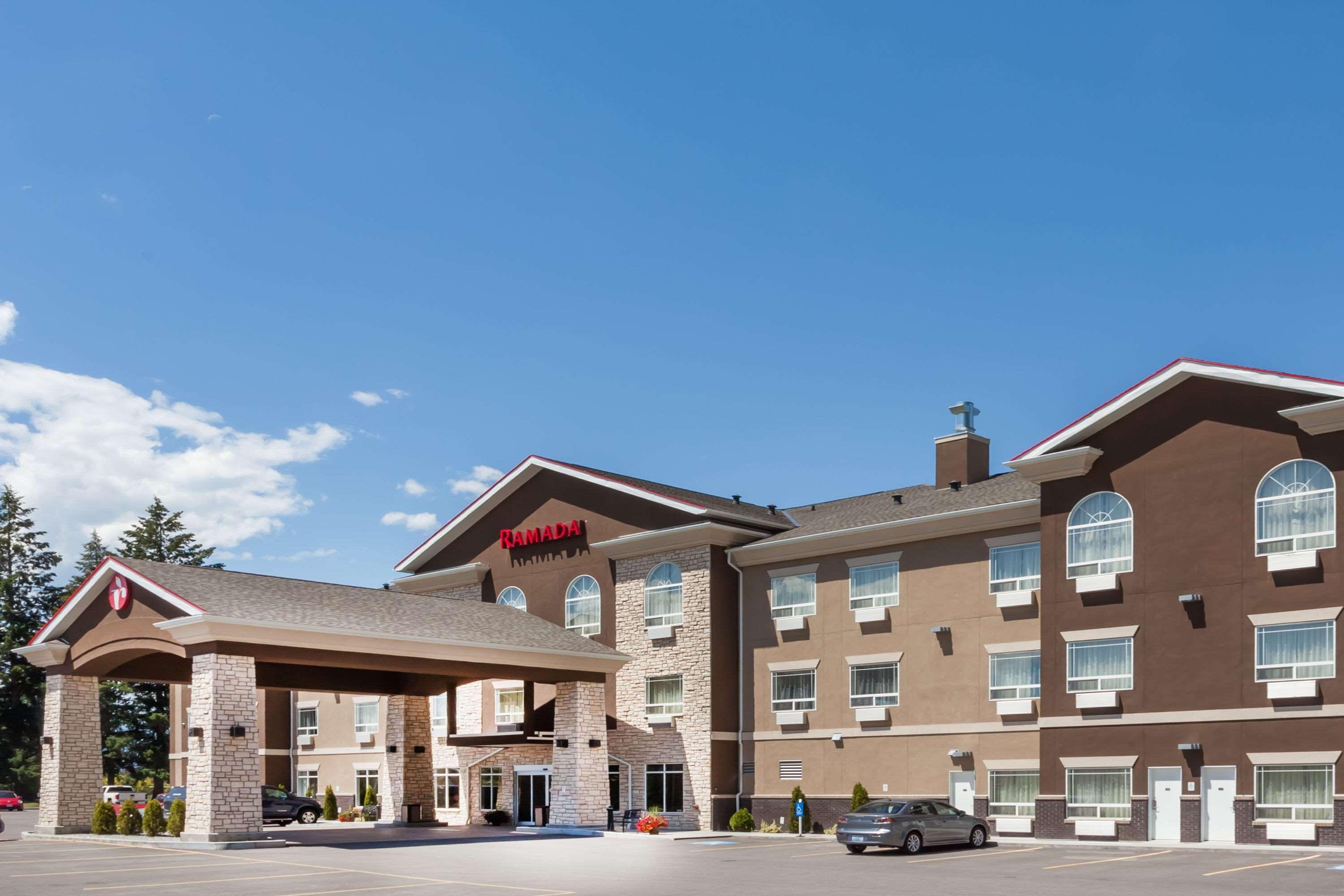 Ramada By Wyndham Creston Hotel Exterior foto