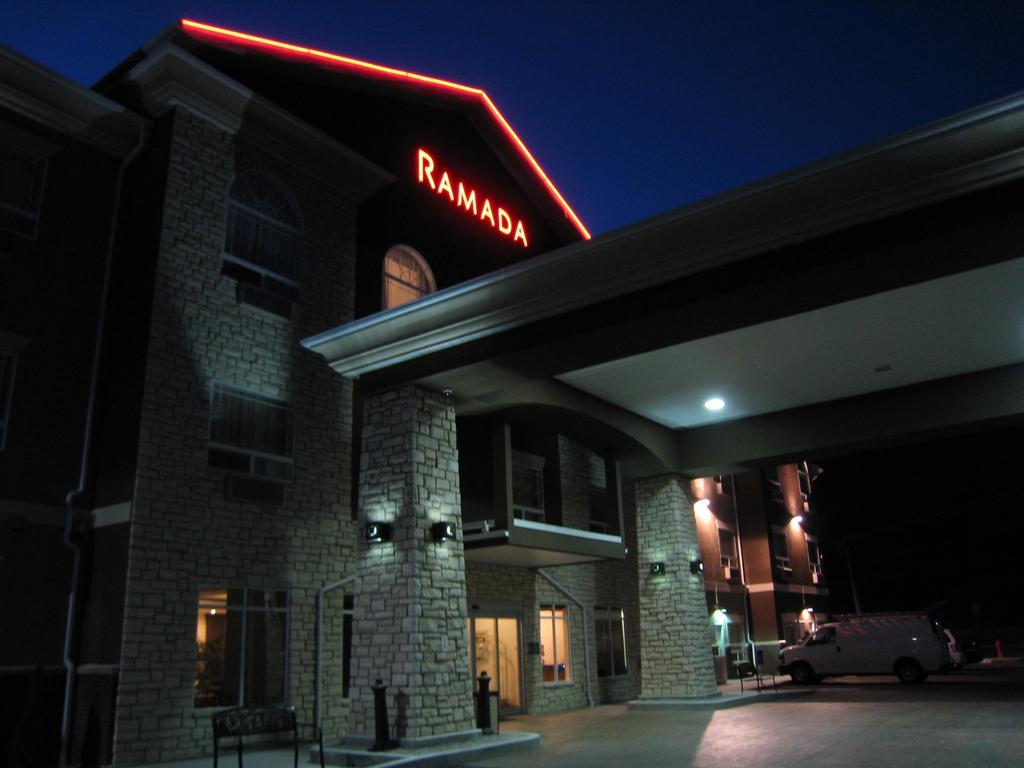 Ramada By Wyndham Creston Hotel Exterior foto