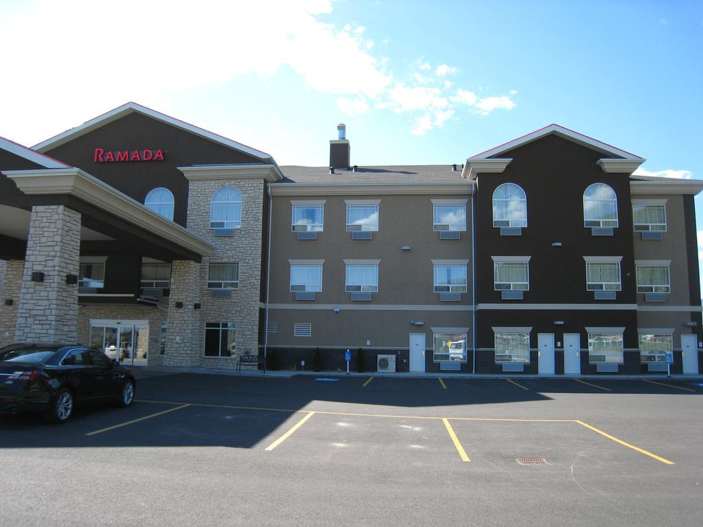 Ramada By Wyndham Creston Hotel Exterior foto