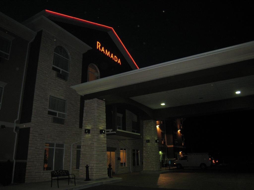 Ramada By Wyndham Creston Hotel Exterior foto