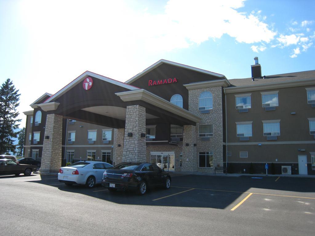 Ramada By Wyndham Creston Hotel Exterior foto